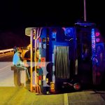 Invasión de carril provoca vuelco de bus en Carretera Vieja a León nicaragua