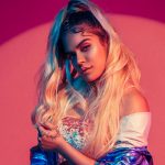 Karol G sube al escenario a esta niña y termina sorprendiéndola video