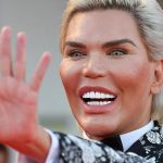 Arrestan al Ken Humano por no parecerse a la foto de su pasaporte berlon