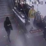Mujer abandona a su hijo en un KFC por no poder mantenerlo china
