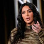 Critican a Kim Kardashian por vestir a su reptil con su línea de ropa fotos