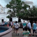 Turistas extranjeros visitan la ciudad colonial de León nicaragua