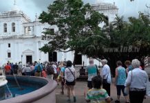 Turistas extranjeros visitan la ciudad colonial de León nicaragua