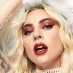 Captan a Lady Gaga en la cama enseñando parte de su intimidad foto