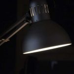 Niño muere electrocutado por una lámpara mientras jugaba inglaterra