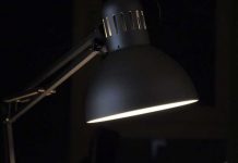 Niño muere electrocutado por una lámpara mientras jugaba inglaterra
