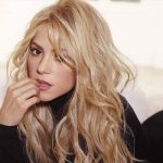 Shakira deja ver su derrier al lucir leggins trasparentes en concierto colombiana