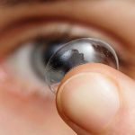 Se fue a dormir con lentes de contacto y se le «pudrieron» los ojos estados unidos