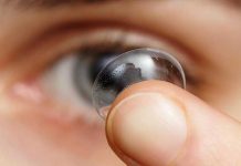 Se fue a dormir con lentes de contacto y se le «pudrieron» los ojos estados unidos