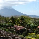 Turistas disfrutan de sol, playa y arena en la Isla de Ometepe nicaragua
