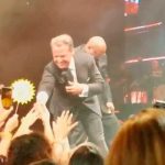 Fanática de Luis Miguel casi lo tira de un escenario en EU fanatica