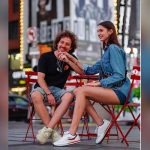 Tachan de machista a Luisito Comunica por foto con su novia foto