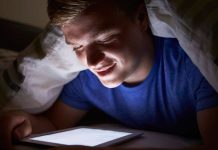 Graves consecuencias por usar tu teléfono después de las 10 Pm
