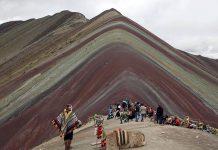 Montaña de Colores dispara el turismo cerca de glaciar en Perú