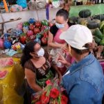 Madres del Mercado Róger Deshon reciben flores de parte de la Alcaldía nicaragua