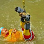 Mago se habría ahogado tras imitar un truco de Houdini en el río india