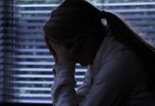 Madre «malvada» dejó que su marido violará y embarazará a su hija