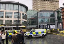 Un hombre apuñala a varias personas en un centro comercial en Mánchester manchester