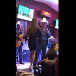 cantante besa a fanatica