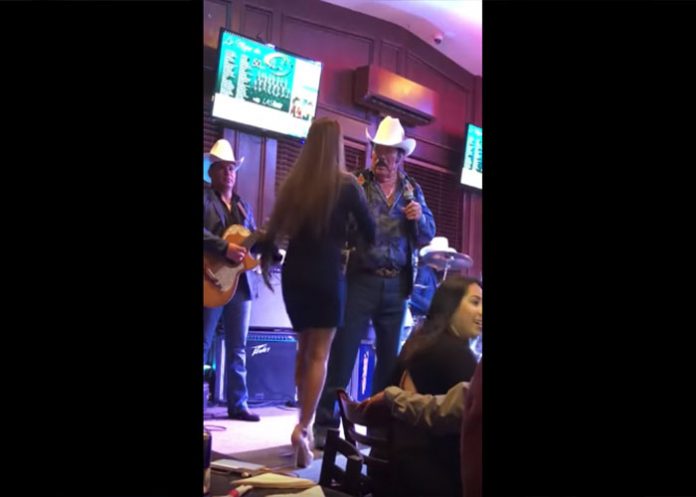 cantante besa a fanatica