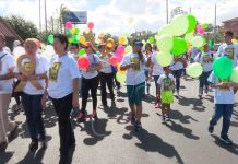 Colorida Marcha de Globos contra el cáncer infantil