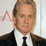 Ex empleada acusa a Michael Douglas de tocarse frente a ella