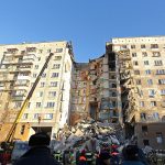 Hallan vivo a bebé tras 35 horas bajo escombros en Rusia rescate