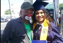 Así reaccionó este payasito al ver a su hija recién graduada mexico