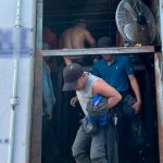 Agentes mexicanos detienen un camión que transportaba a 128 migrantes Mexico