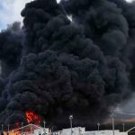 Un incendio consume un campamento de migrantes en Bosnia europa