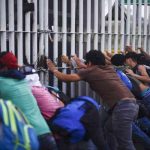 Hondureños rompen cerco policial en frontera de Guatemala guatemala