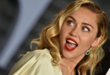 Miley Cyrus se fotografía en el baño y deja al descubierto su intimidad fotos
