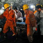 China: Uno de los 22 mineros atrapados tras explosión entró en coma china