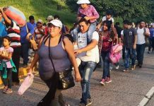 Miles de hondureños arrancan caravana a pie hacia Estados Unidos honduras