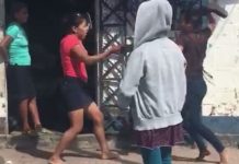 Mujeres se dieron hasta con los zapatos por el amor de un hombre pleito de mujeres