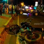 Motociclista muere al estrellarse contra una banca en León