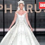Ángel de la Victoria’s Secret vuela sobre pasarela en París