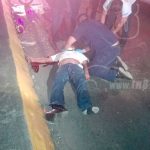 Motociclista grave tras chocar contra un taxi en carretera a Masaya nicaragua