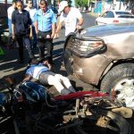 Conductor no respeta el alto y termina lesionando a motociclista