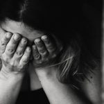 Hombre intentó sacarle lo ojos a su novia por una «tontera» hombre casi le saca los ojos