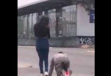 Mujer hace gatear a su pareja en plena calle para perdonarlo por infidelidad mujer