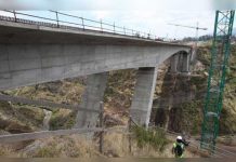 Mujer intenta saltar del «Puente Maldito»