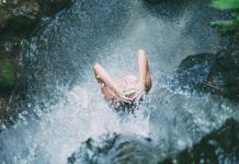 Mujer se tomaba una selfie en una cascada, mira lo que le pasó mujer