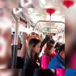 Joven utiliza desatorador para viajar cómoda en bus (VIDEO) joven