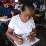 Doña María, de 77 años, aprende a leer y escribir gracias al Gobierno nicaragua