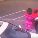 Un bebé se golpea la cabeza tras soltarlo su madre en medio de una pelea bebe