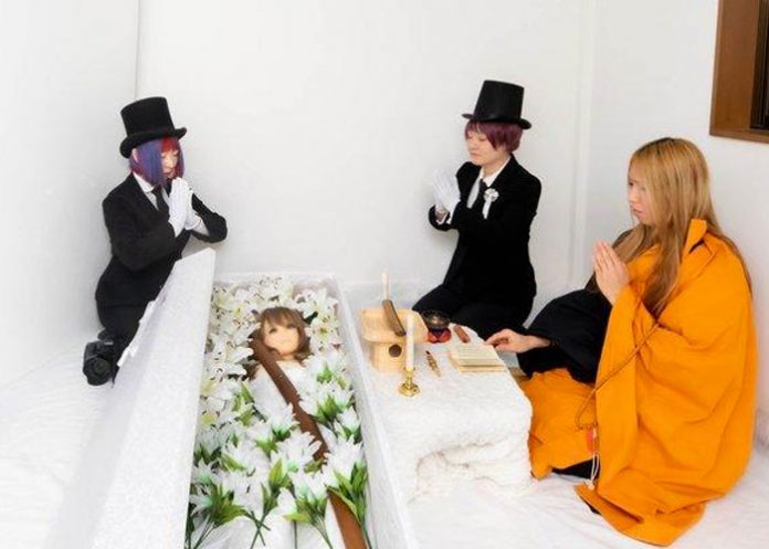 munecas-sexuales-funeraria tokio