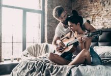La poesía del amor en acordes llenos de sentimientos pieza musical