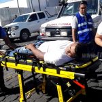 Motociclista lesionado al estrellarse contra vehículo que le invadió carril nicaragua