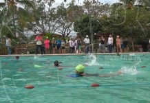 Niños y niñas participan en una exhibición de natación en homenaje al General Sandino exhibicion acuatica